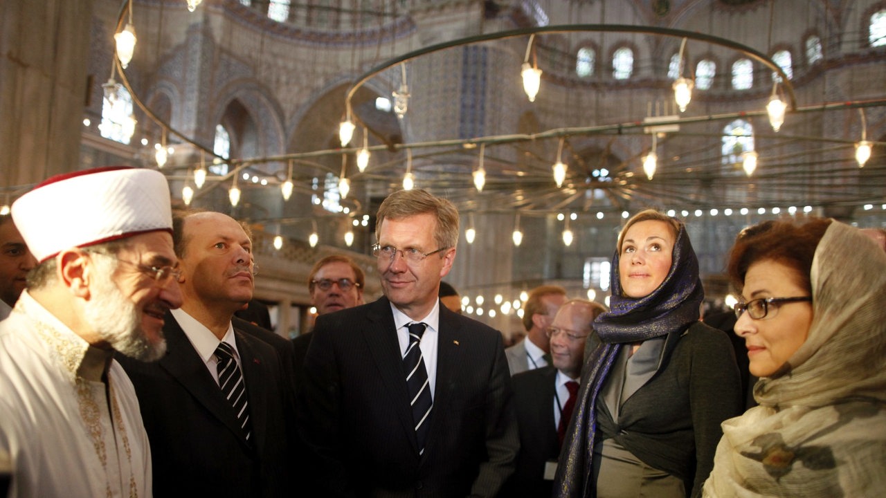 Imam Emrullah Hatipogölu erläutert Bundespräsident Christian Wulff und seiner Frau Bettina die Blaue Moschee in Istanbul (Archivbild)
