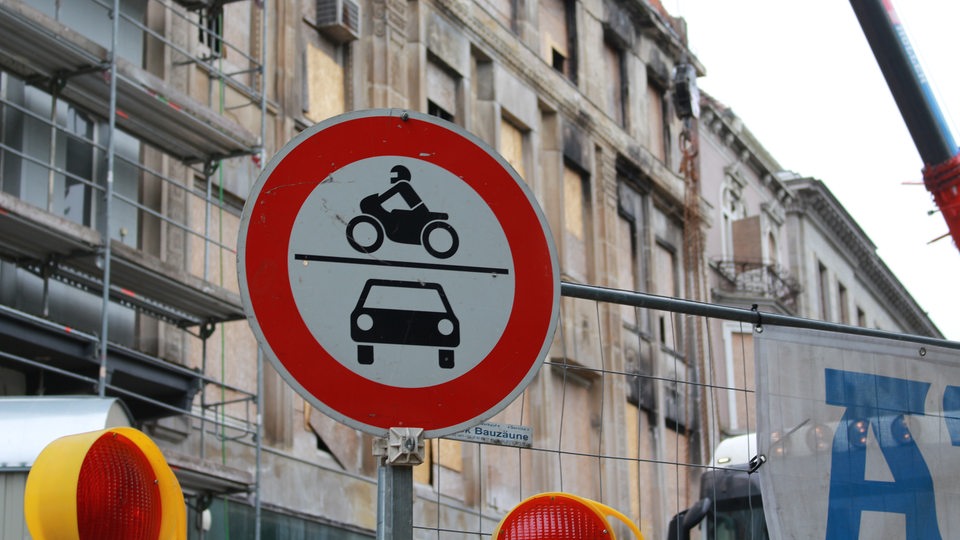 Verbotsschild für Kraftfahrzeuge vor dem Gebäude von "Harms am Wall" vor dem Abriss.