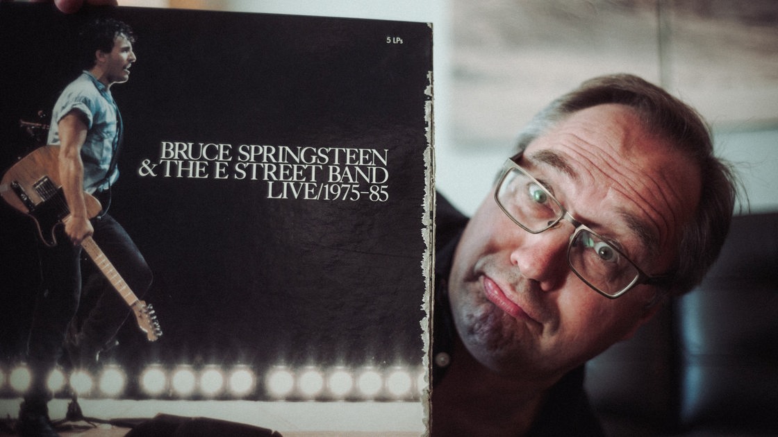 Bernd Schleßelmann mit seinem Exemplar von " Springsteen Live 75 – 85"