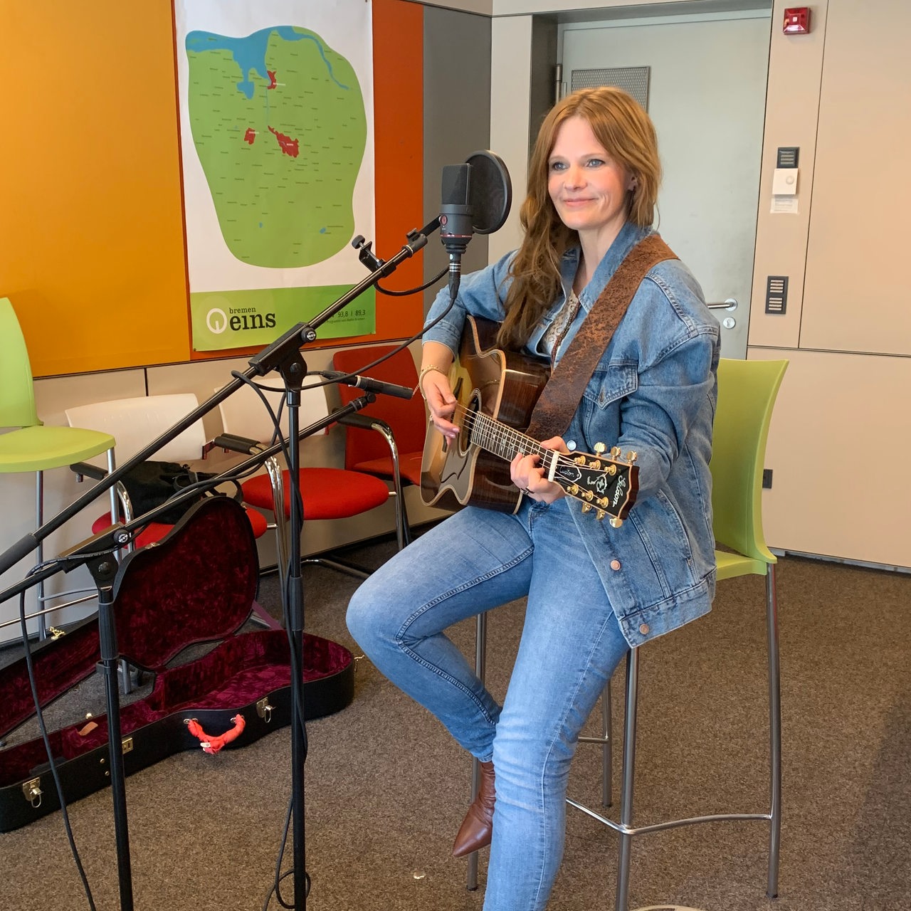 Musikerin Ann Doka mit Gitarre im Bremen-Eins-Studio