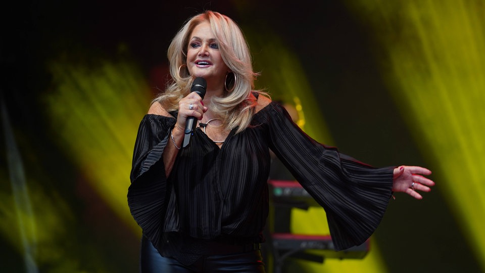 Bonnie Tyler auf der Bühne mit Mikro