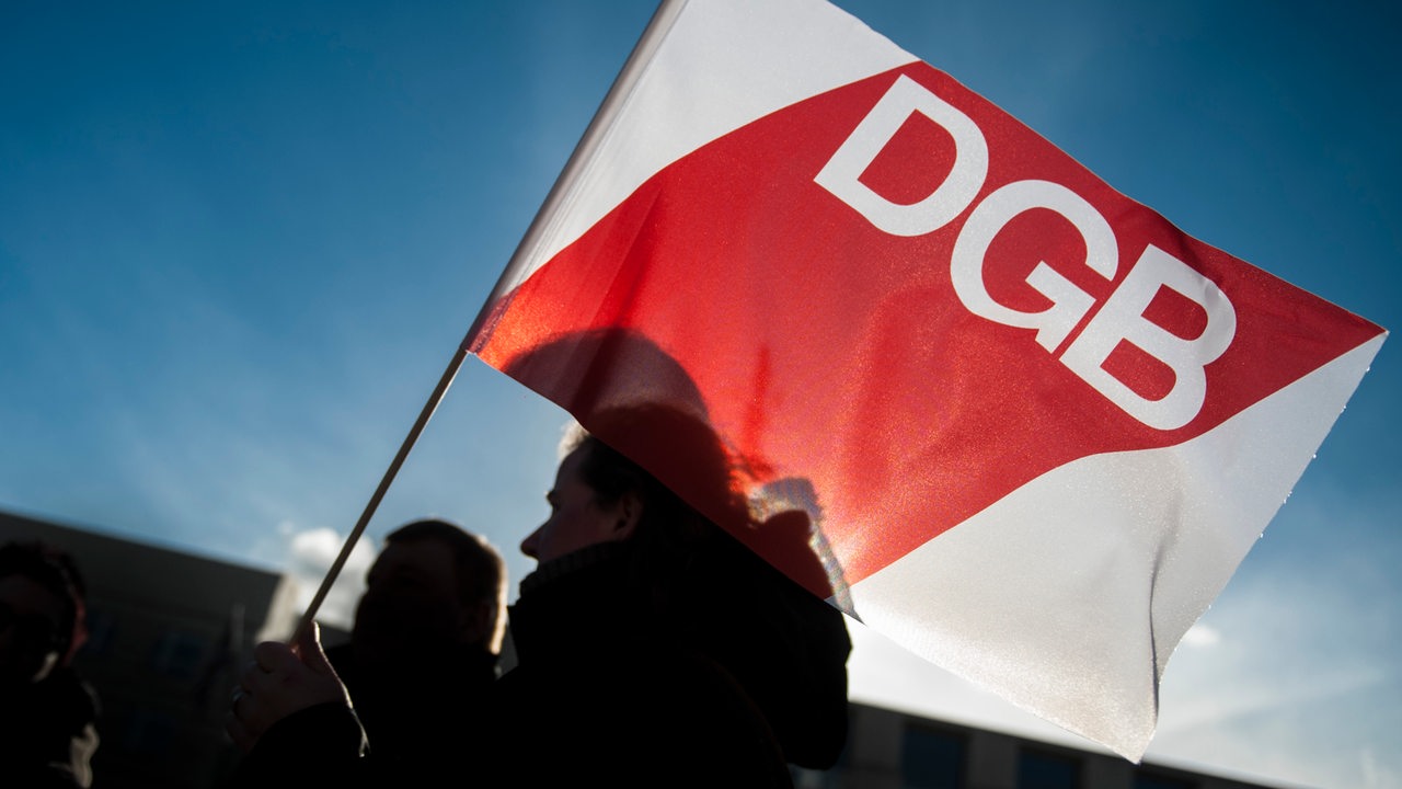 Eine DGB-Fahne bei einer Demo.
