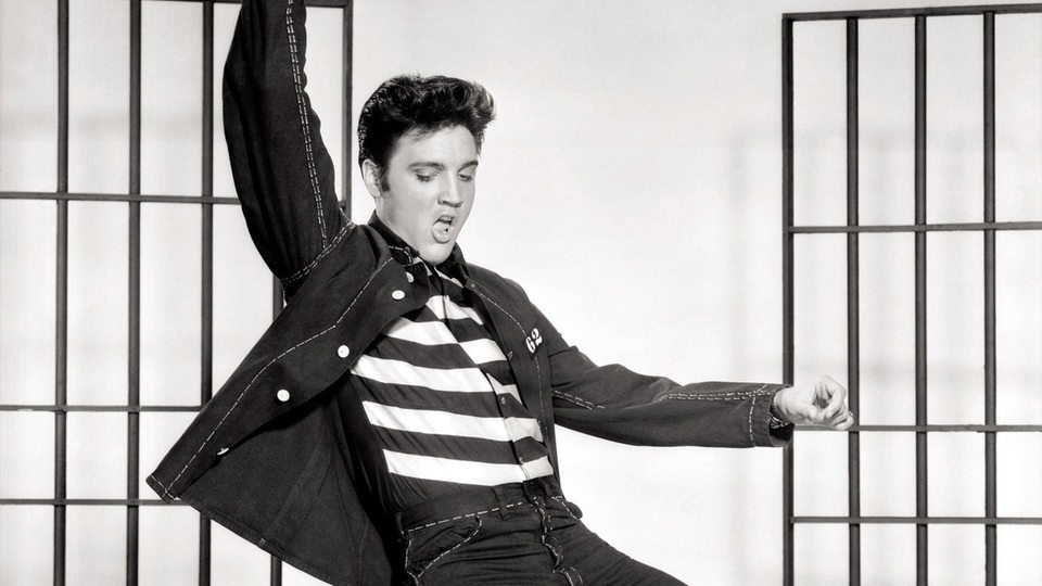 Elvis macht einen bei "Jailhouse Rock" 1956 einen Hüftschwung (Archivbild)