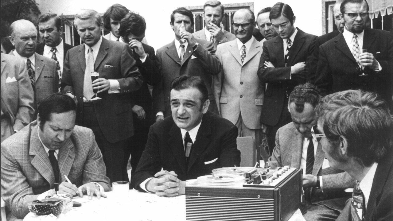 Horst-Gregorio Canellas erhebt auf einer Pressekonferenz am 6. Juni 1971 schwere Bestechungsvorwürfe gegenüber prominenten Bundesligaspielern. (Archivbild)