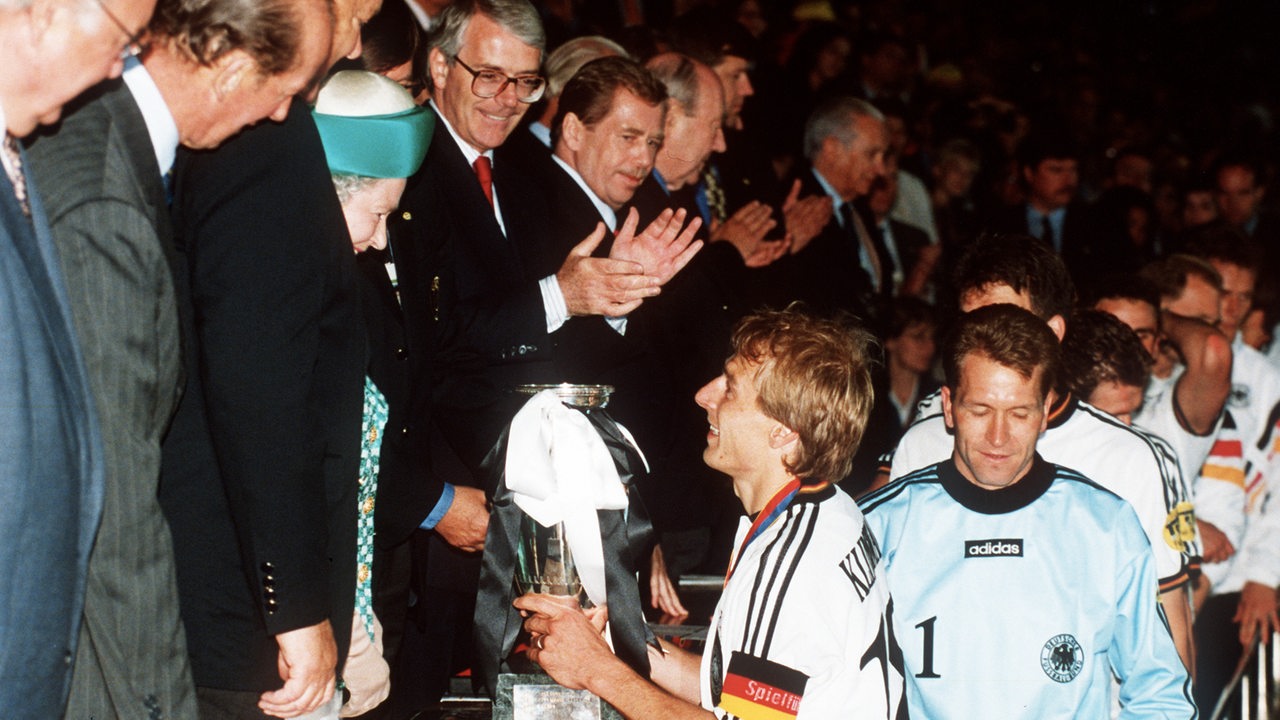 Königin Elisabeth II. überreicht Jürgen Kliensmann nach dem Sieg gegen Tschechien den EM-Pokal (Archivbild)