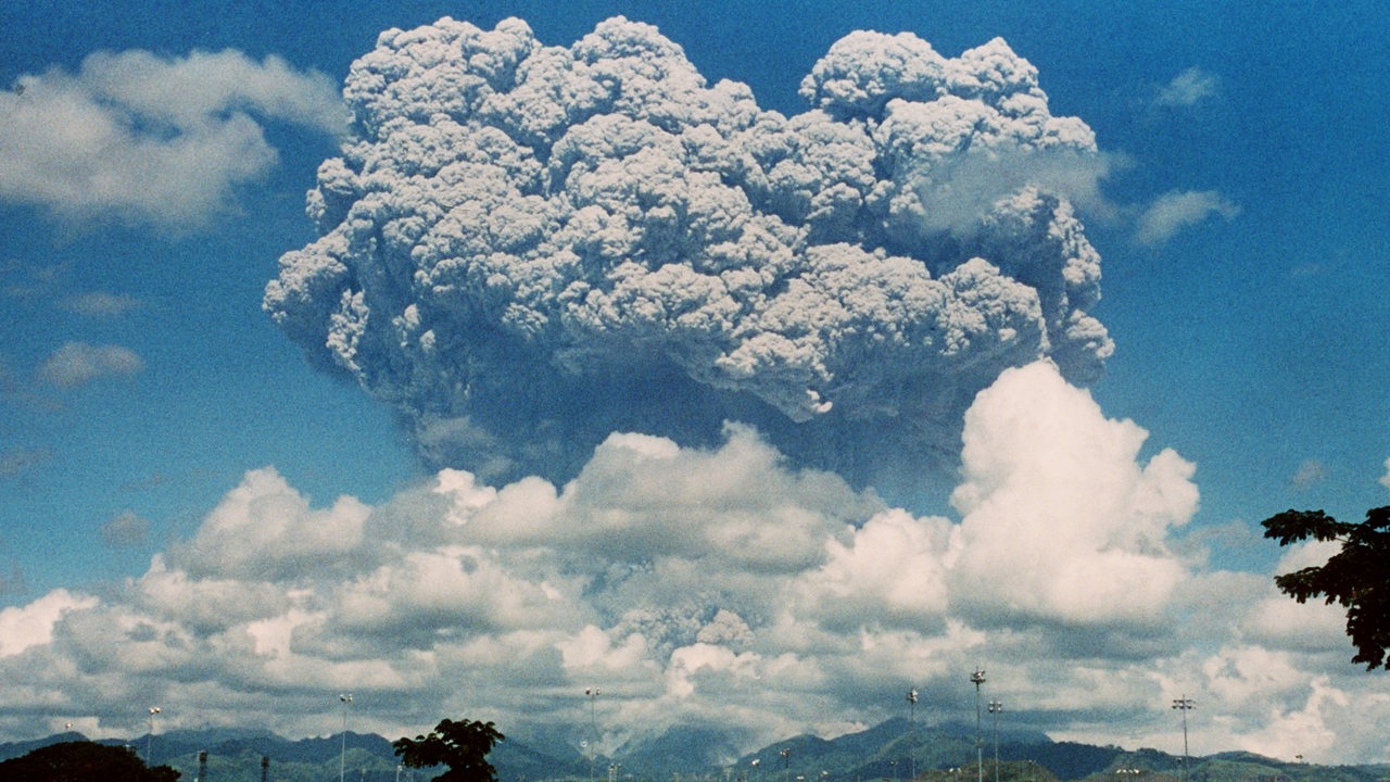 Eine Eruptionswolke steigt nach dem Ausbruch des philippinischen Vulkans Pinatubo am 9.6.1991 in die Luft. (Archivbild)