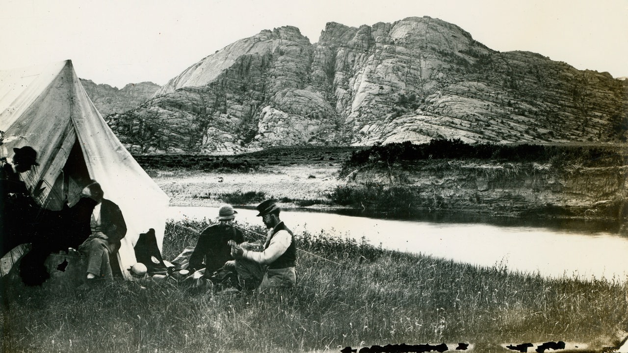 Mitglieder der Hayden-Expedition beim Campieren nahe der Twin Peaks in Wyoming 1871 (Archivbild)