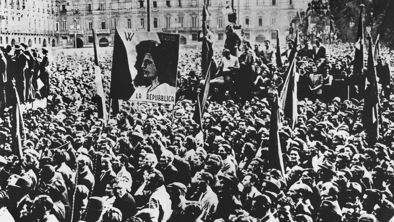 In Turin feiert die Bevölkerung das Ergebnis der Volksabstimmung vom 2. Juni 1946, bei der 12,7 Millionen Wähler gegen 10,7 Millionen für die Abschaffung der Monarchie und die Einführung der Republik gestimmt haben.