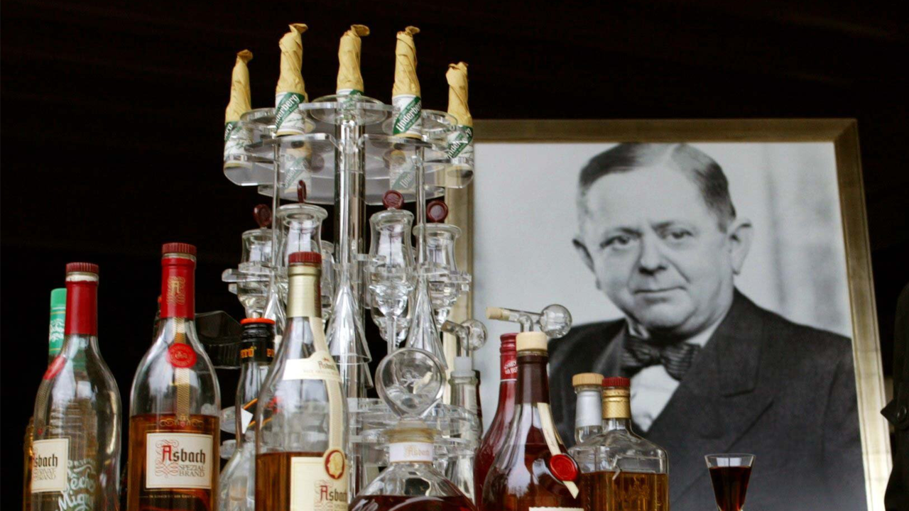 Produkte von Underberg, im Hintergrund ein Bild von Emil Underberg, der Erfinder der Underberg-Portionsflasche. (Archivbild)