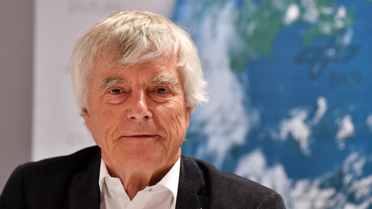 Ulf Merbold, früherer ESA-Astronaut, bei einer Pressekonferenz 2019 (Archivbild)