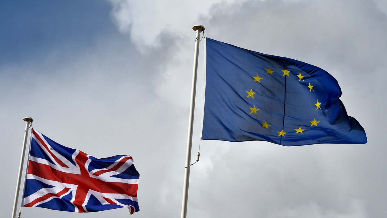 Die Flaggen Großbritanniens und Europas wehen nebeneinander (Archivbild)