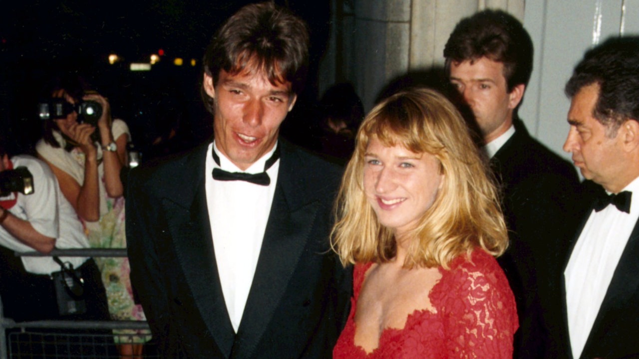 Die deutschen Tennisspieler Steffi Graf und Michael Stich feiern beim traditionellen Champion's Dinner der Wimbledon-Sieger am 7. Juli 1991 in London ihren Erfolg.