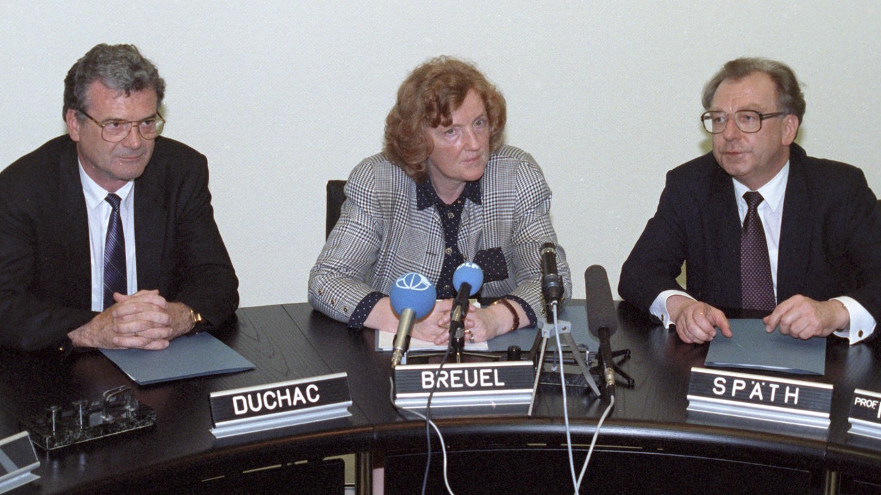 Am 25.06.1991 wurde in Berlin von der Treuhand-Vorsitzenden Birgit Breuel , dem thüringischen Ministerpräsidenten Josef Duchac und Lothar Späth die Privatiserung der Jenoptik besiegelt. (Archivbild)
