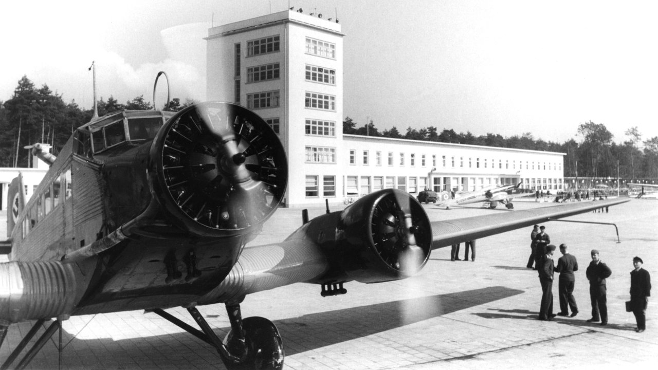Die Aufnahme zeigt den Flughafen in Frankfurt am Main im Jahr 1936