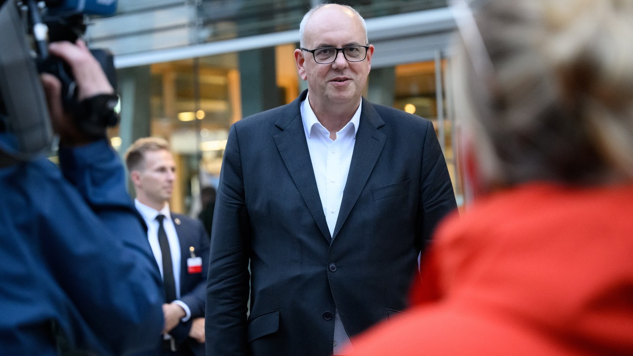 Andreas Bovenschulte (SPD), Bürgermeister von Bremen, kommt nach der Ministerpräsidentenkonferenz (MPK) aus der NRW-Landesvertretung.