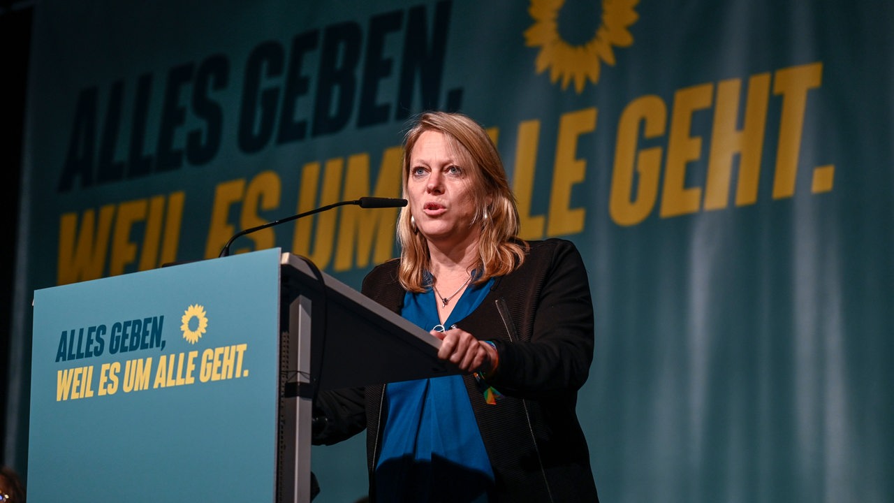 Spitzenkandidatin Maike Schaefer redet bei der Landesmitgliederversammlung der Bremer Grünen in der Messe Bremen.