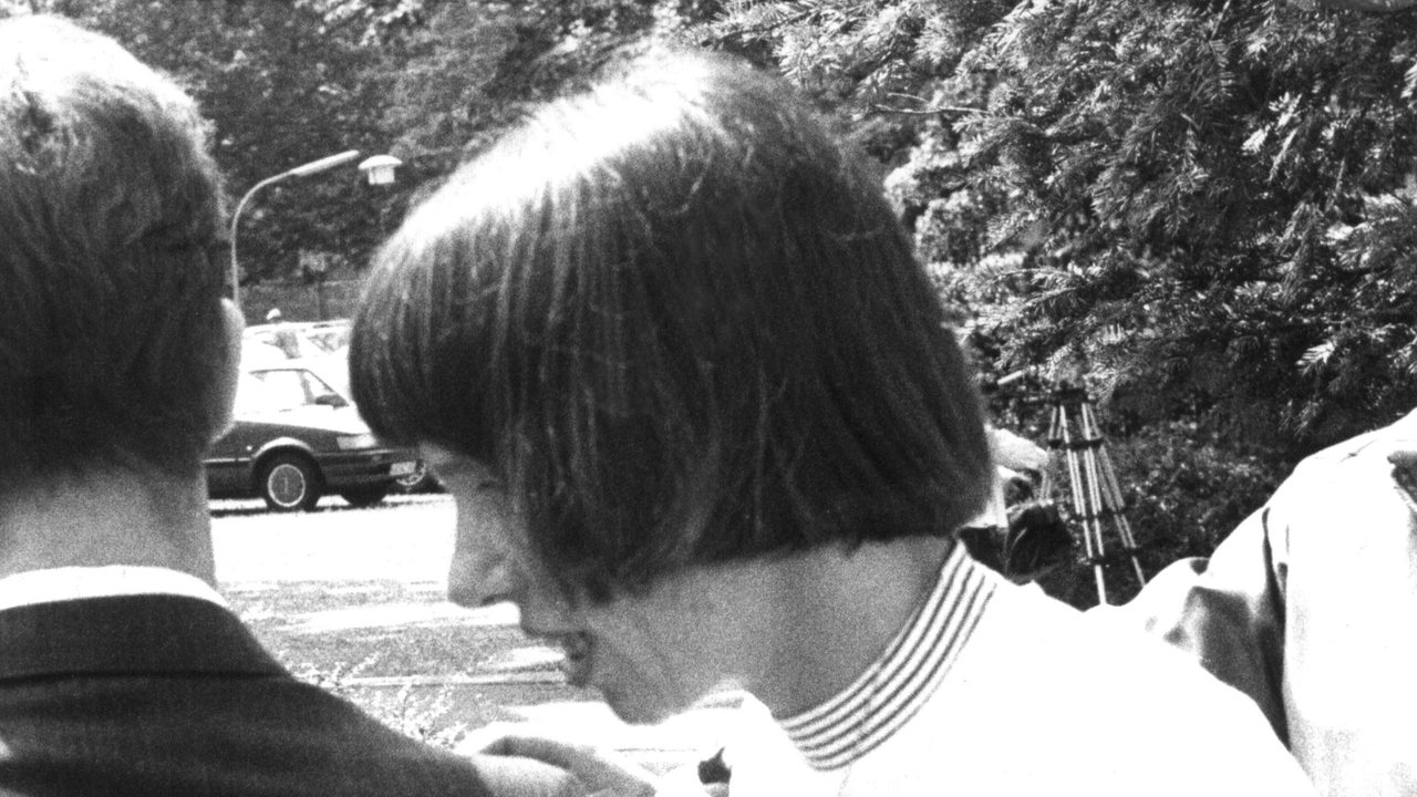 Die mutmaßliche Terroristin Susanne Albrecht am 6. Juli 1990 beim Verlassen des Bundesgerichtshofes in Karlsruhe