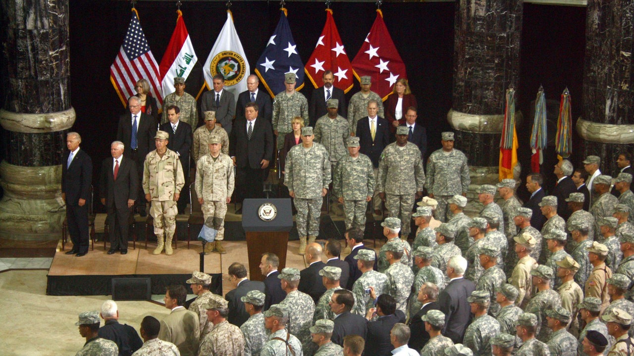 US-Vizepräsident Joe Biden steht neben dem US-Verteidigungsminister Robert Gates und dem Vorsitzenden der gemeinsamen Stabschefs Admiral Mike Mullen und anderen Offizieren während der Zeremonie zur Änderung des Kommandos der US-Streitkräfte im Irak.