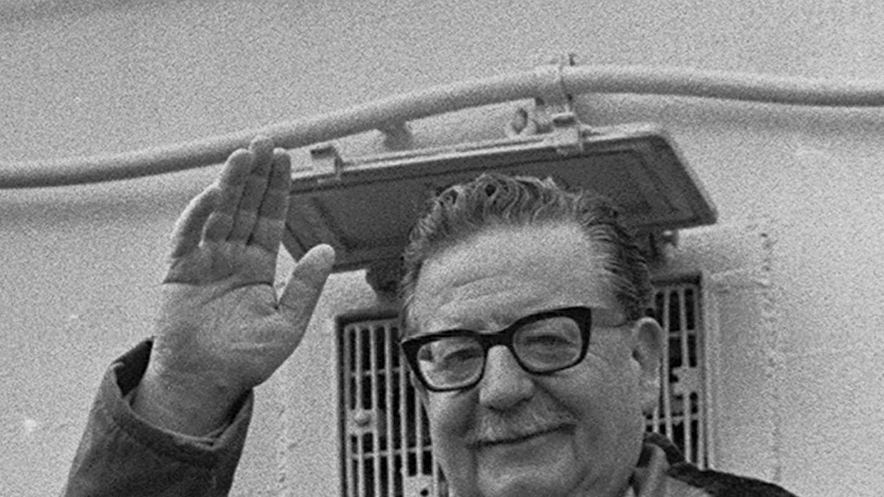 Präsident Salvador Allende winkte seinen Unterstützern in Santiago, Chile.