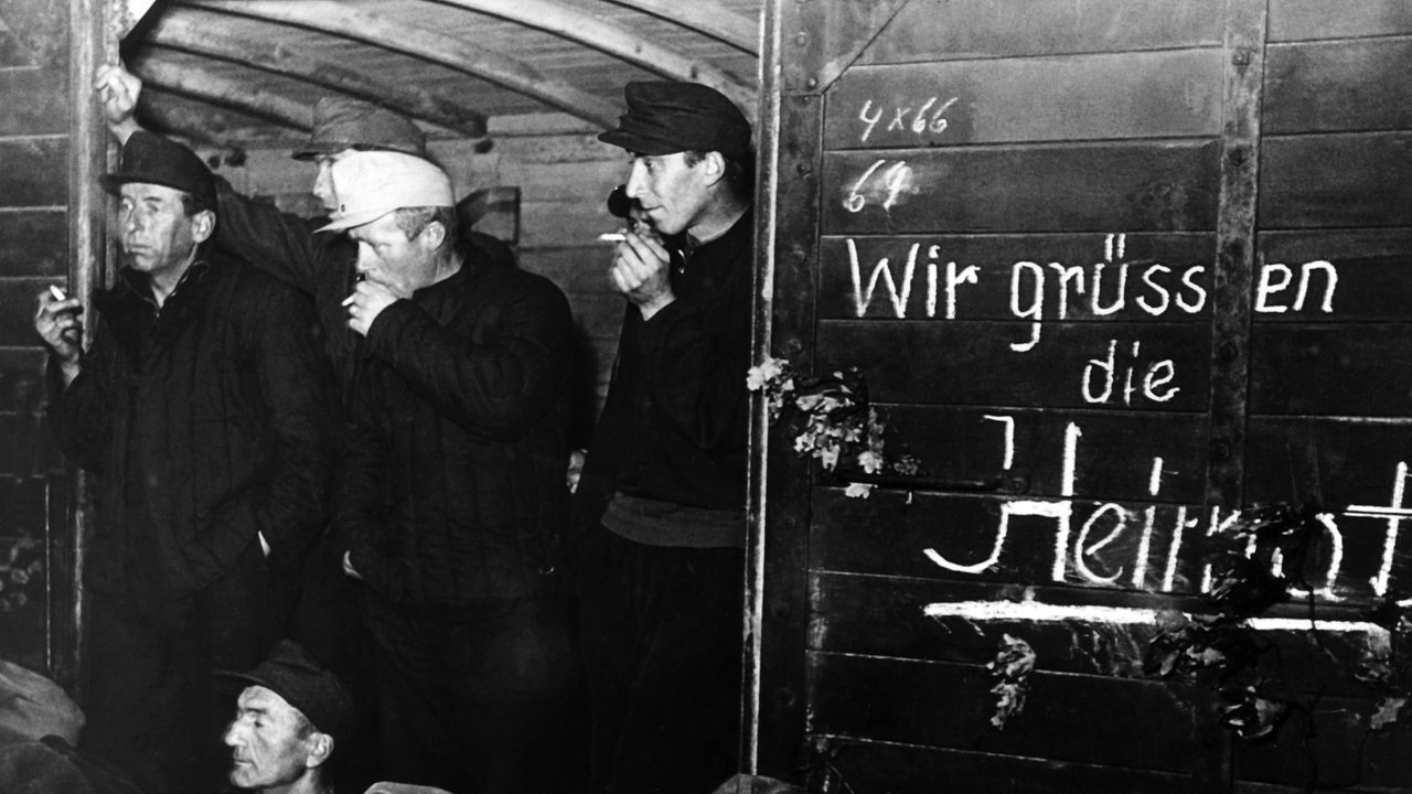 Spätheimkehrer in einem Eisenbahnwagen im Lager Friedland bei Rückkehr aus russischer Kriegsgefangenschaft. (Archivbild)