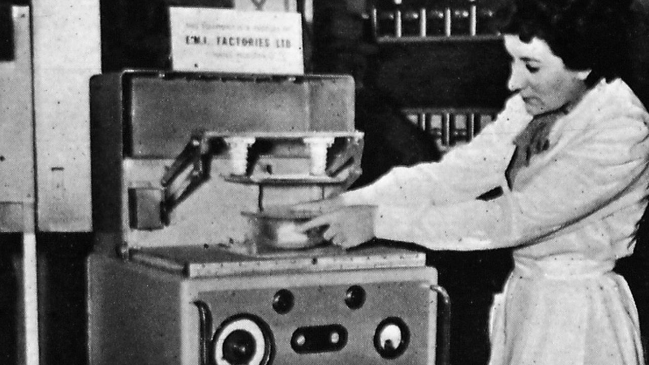 Eine Frau bedient Ende der Vierzigerjahre einen Mikrowellenherd (Archivbild)