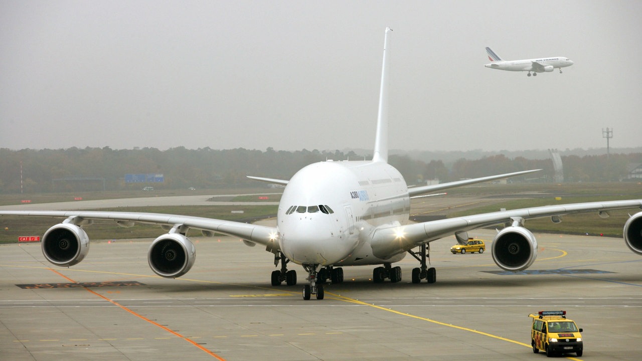 Erster Testbesuch des neuen und weltweit größten Passagierflugzeugs Airbus A380 am Flughafen Frankfurt/Main