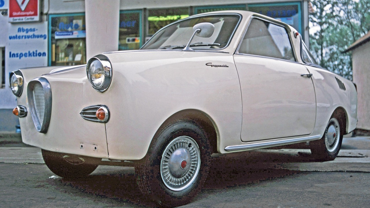 Ein Goggomobil vor einer Tankstelle (Archivbild)