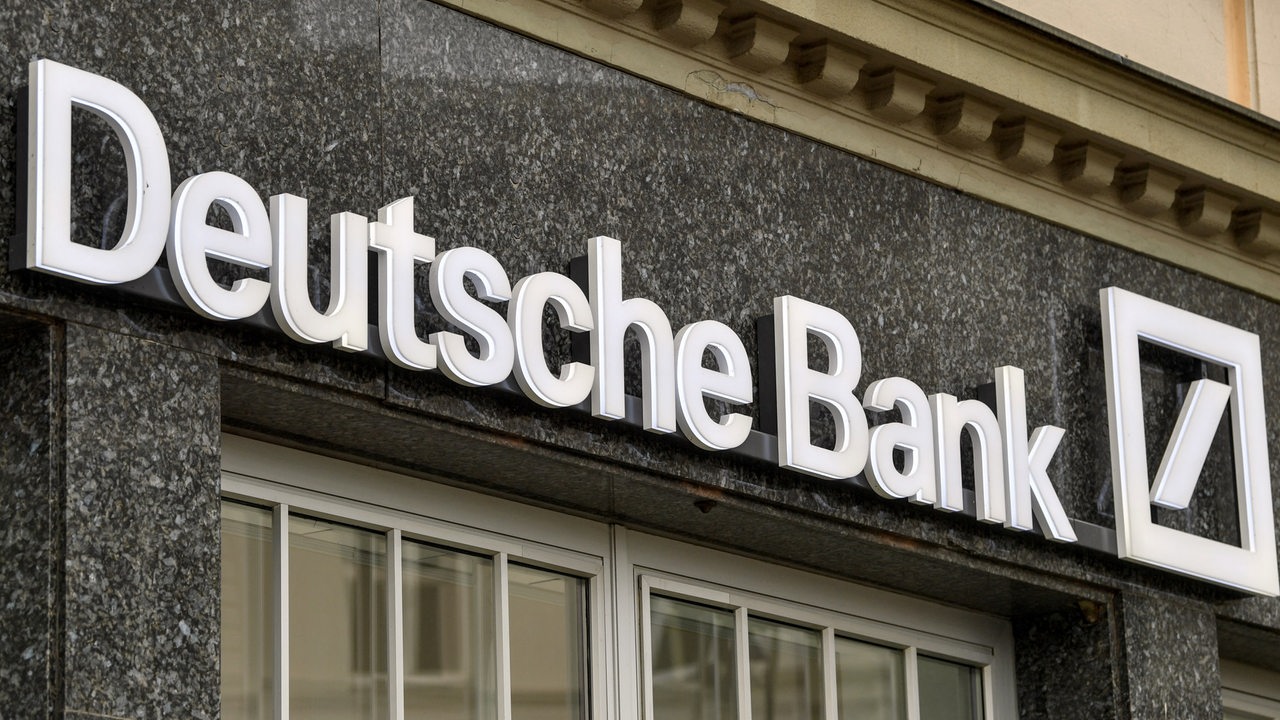 Der Schriftzug und das Logo der Deutschen Bank an einem Haus (Archivbild)