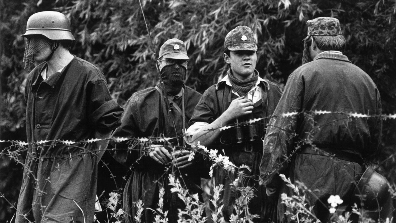 Mitglieder der "Wehrsportgruppe Hoffmann" in uniformähnlicher Kluft am 16. Juli 1978 auf dem Grundstück von Karl-Heinz Hoffmann in Ermreuth bei Nürnberg