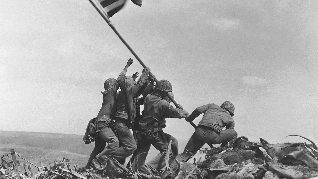 US-Soldaten hissen die amerikanische Flagge in der Schlacht um Iwojima, 1945