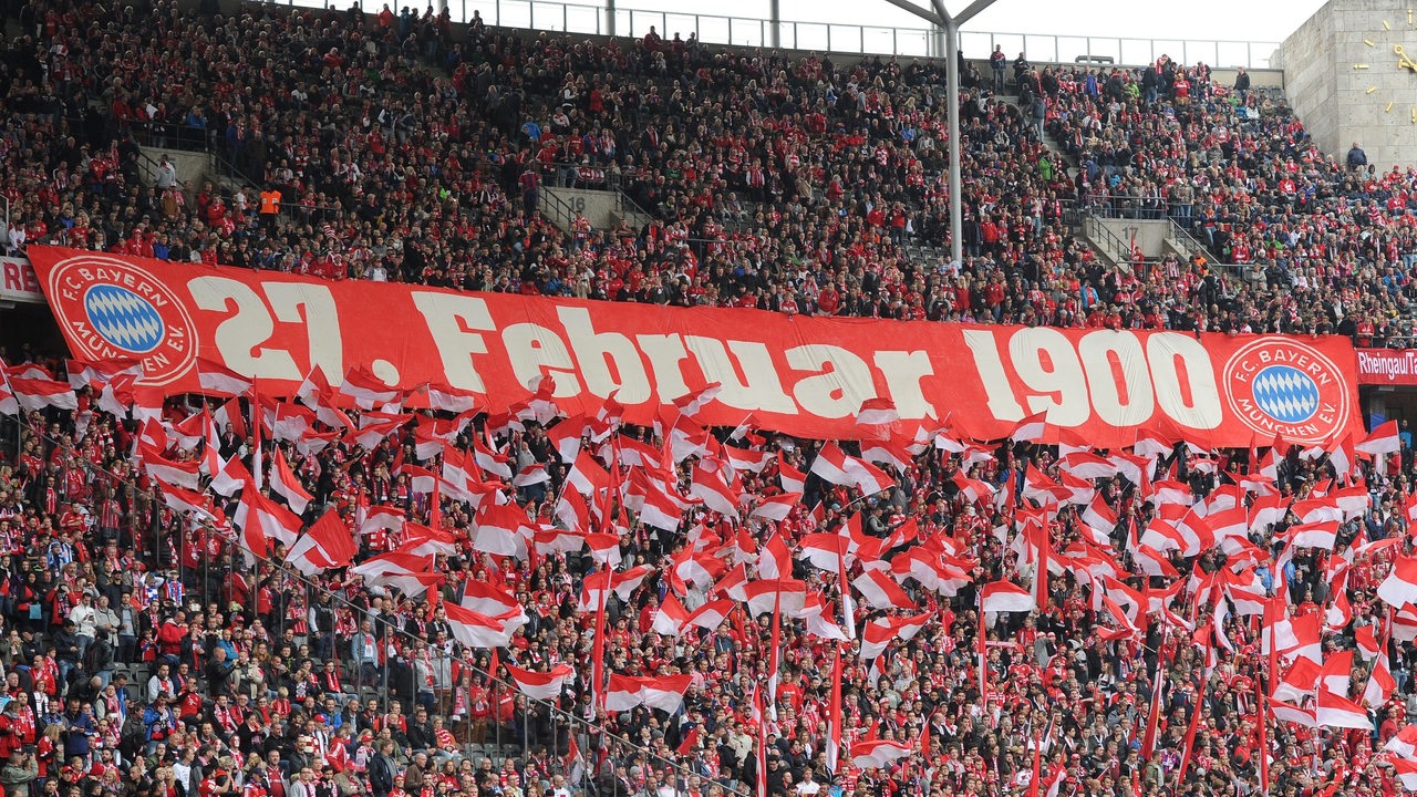 Bayern-Fans zeigen ein Transparent, auf dem das Gründungsdatum des FC Bayern München steht: 27. Februar 1900