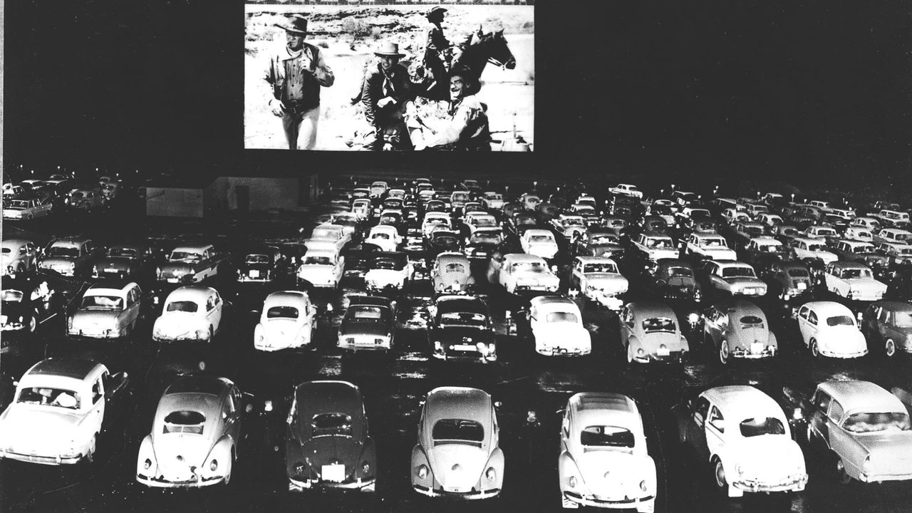 Premierenvorstellung im ersten deutschen Autokino in Gravenbruch bei Frankfurt am Main im April 1960 (Archivbild)