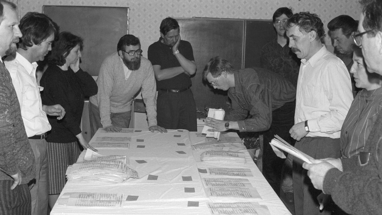 Im Wahllokal der Juri-Gagarin-POS werden am 18. März 1990 die Stimmzettel zur Volkskammer-Wahl der DDR ausgezählt (Archivbild)