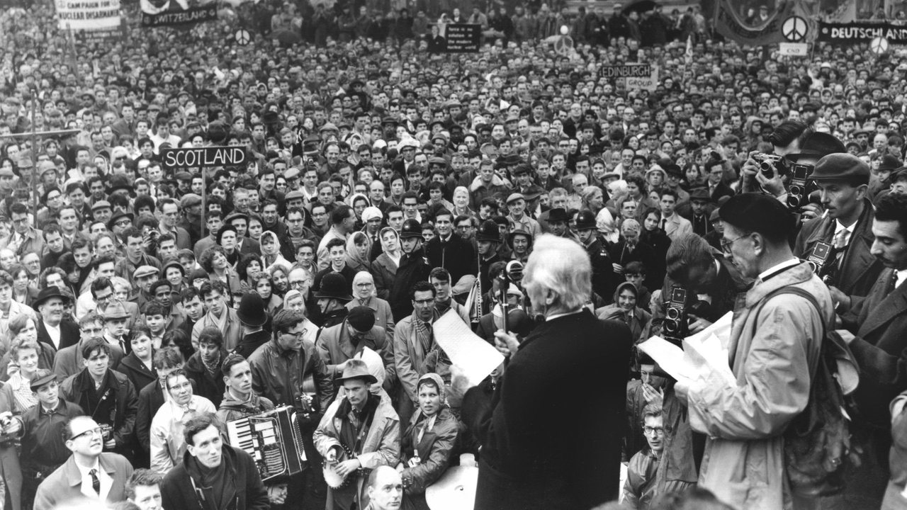 Bertrand Earl of Russell spricht zu den mehr als 30000 Teilnehmern der Anti-Atomwaffen-Kundgebung am 3. April 1961 auf dem Londoner Trafalgar-Square. (Archivbild)