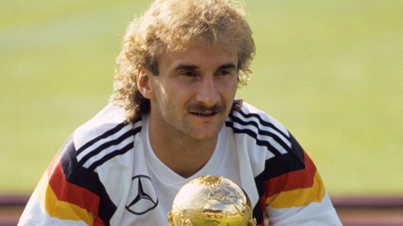 Rudi Völler 1990 mit Weltmeisterpokal (Archivbild)