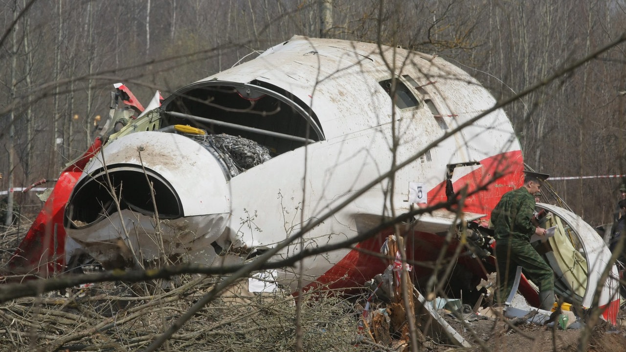 Ein russischer Spezialist untersucht die Trümmer der Tupolev Tu-154, die nahe des Flughafens Smolensk abstürzte (Archivbild)