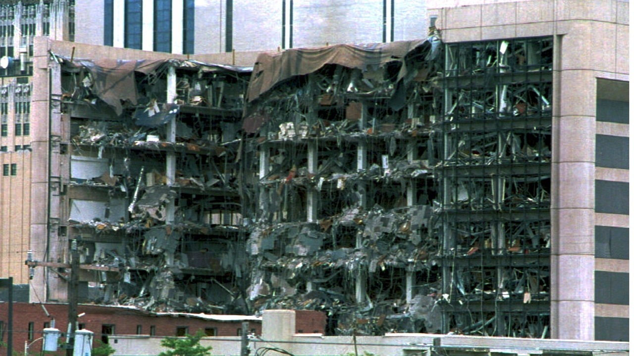 Das Archivbild vom 19.4.1995 zeigt die völlig zerstörte Nordseite des neunstöckigen Gebäudes der US-Bundesbehörden in Oklahoma City (Archivbild)