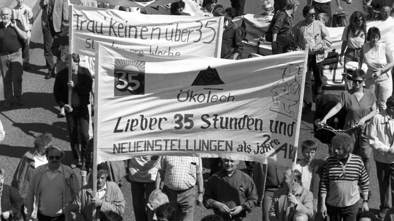 Demonstranten fordern bei einer Maikundgebung 1990 die 35-Stunden-Woche.