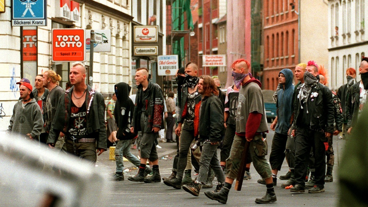 Punks ziehen 1995 durch Hannover (Archivbild)
