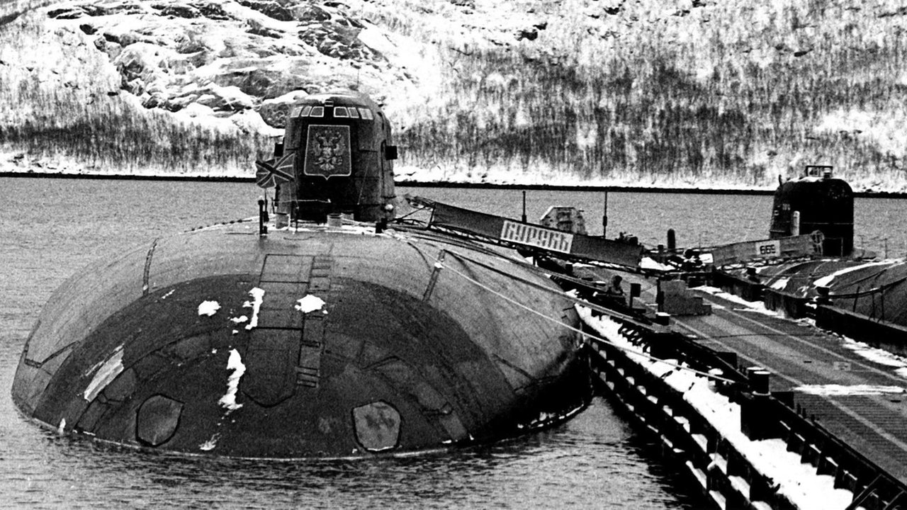 Archivbild von 1995 zeigt das russische Atom-U-Boot "Kursk" am Liegeplatz in seinem Heimathafen Widjajewo