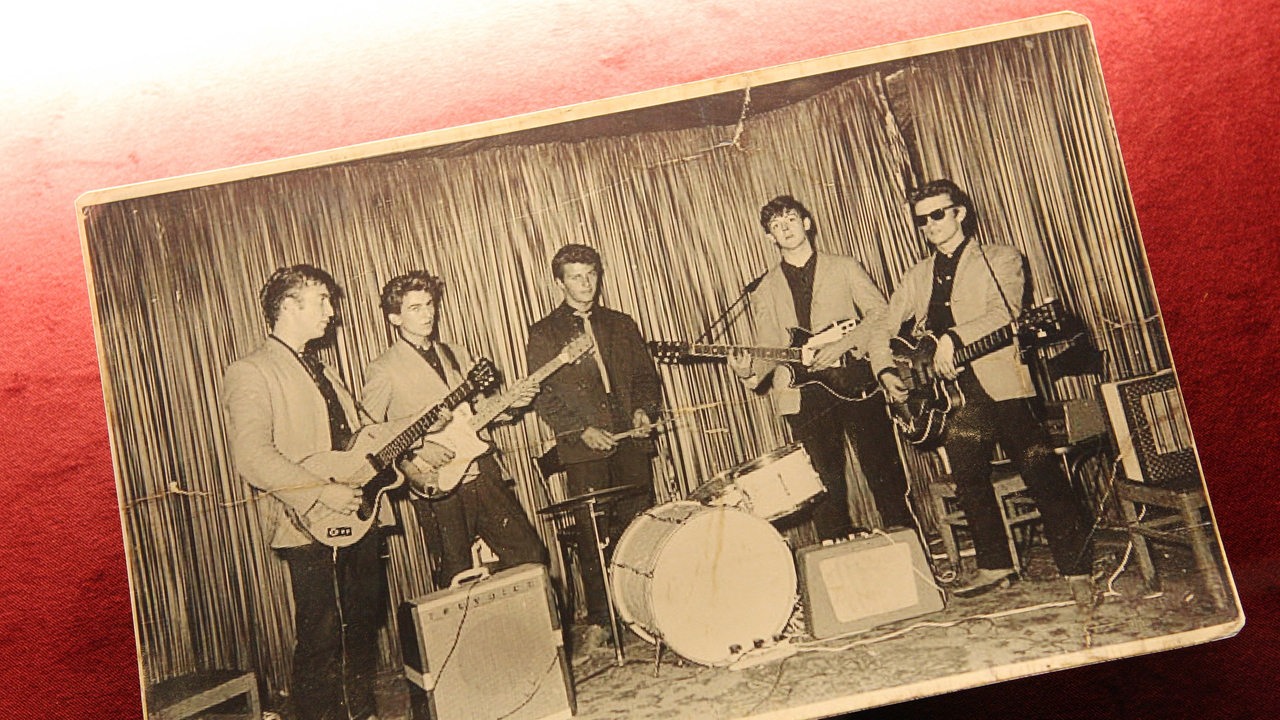 Ein Bild, das die vier Beatles bei ihrem ersten Auftritt im Club Indra in Hamburg zeigt, hängt im Beatlemania-Museum in Hamburg in einer Vitrine (Archivbild)