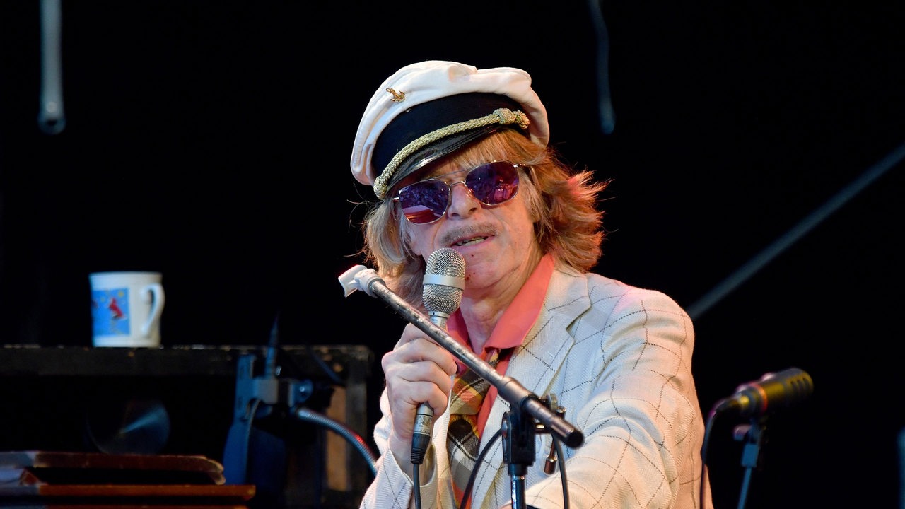 Helge Schneider bei einem Auftritt am Klavier (Archivbild)