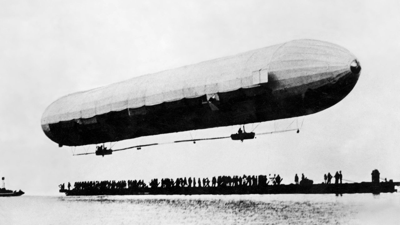 Jungfernflug des ersten Zeppelin am 2. Juli 1900 (Archivbild)