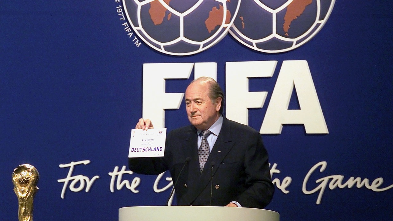 Josef Blatter bei der Verkündung im Jahr 2000, dass Deutschland 2006 WM-Austragungsort wird (Archivbild)