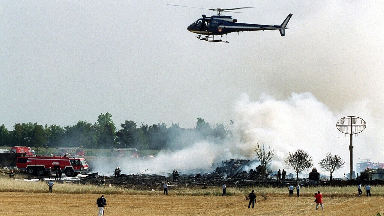 Am 25.7.2010 löschen Feuerwehrmänner das Feuer nach dem Absturz der Concorde in Paris (Archivbild)