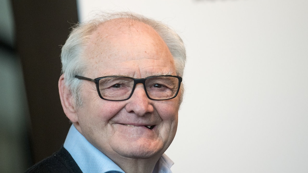 Willi "Ente" Lippens auf einer Ausstellungseröffnung, schaut in die Kamera. (Archivbild)