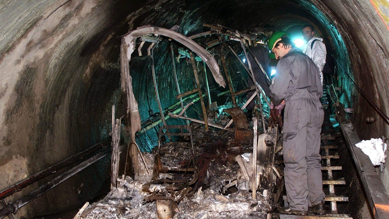 Die Archivaufnahme vom 16.11.2000 zeigt Bergungsarbeiter bei der Inspektion von Überresten der verbrannten Tunnel-Gletscherbahn am Kitzsteinhorn. (Archivbild)