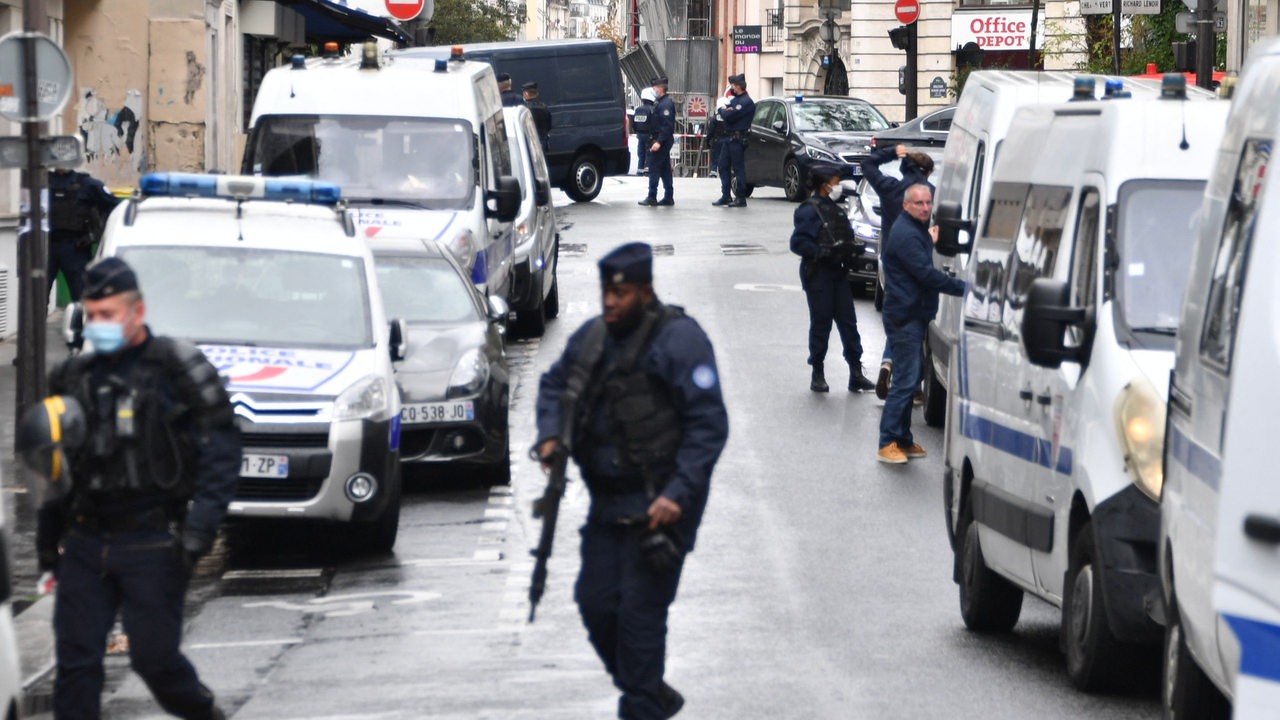 Schwerbewaffnete Polizisten nach den Anschlägen von Paris 2015. (Archivbild)