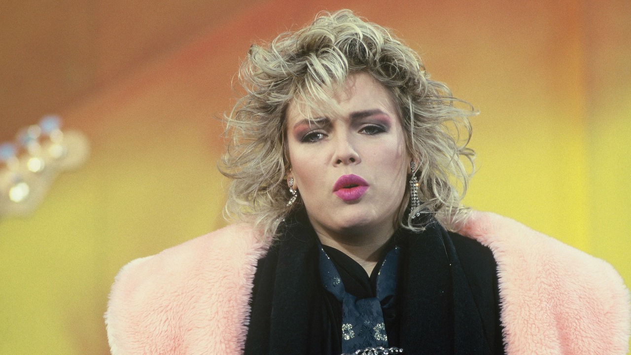 Die britische Sängerin Kim Wilde bei einem Auftritt 1984 (Archivbild)