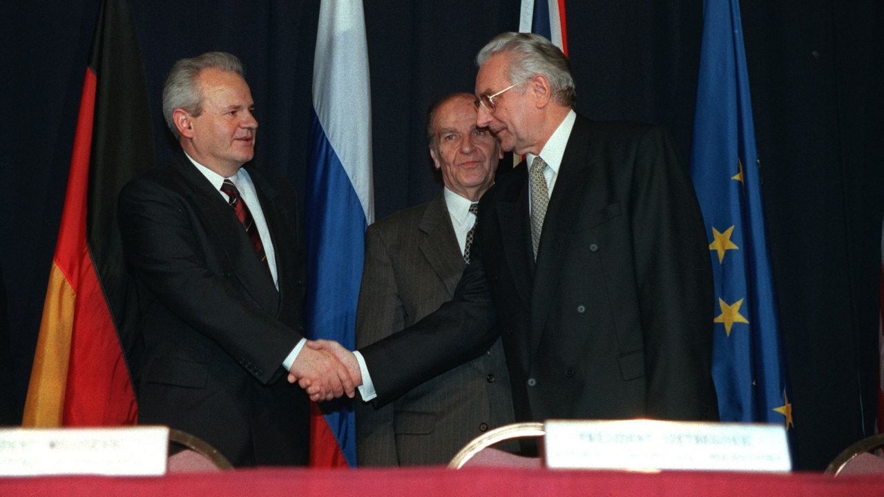 Der serbische Präsident Slobodan Milosevic  und sein kroatischer Amtskollege Franjo Tudjman schütteln sich die Hände. Dazwischen der bosnische Präsident Alija Izetbegovic. (Archivbild)